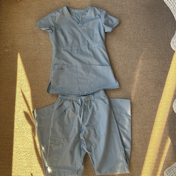 Light blue scrub set - Picture 2 of 3